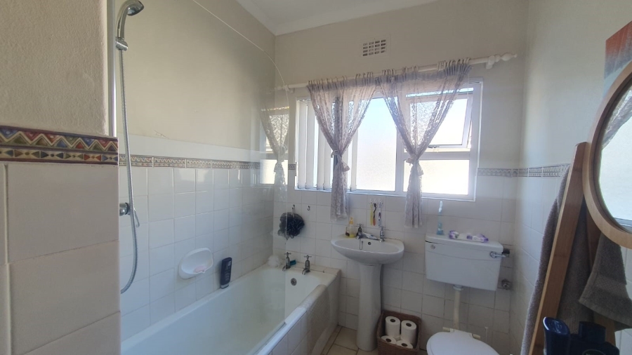 4 Bedroom Property for Sale in Stompneus Bay Western Cape